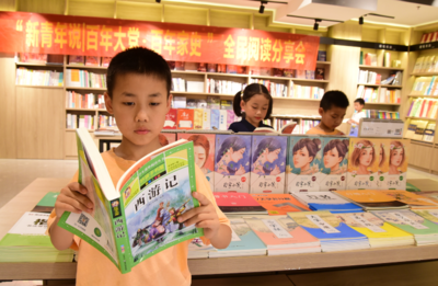 暑期觅书香 服装出租——角色装扮捧书卷“占领”图书馆新景观