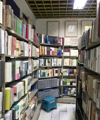 图书馆的盈利之道与创业新机遇 融合图书与服装出租的创新模式