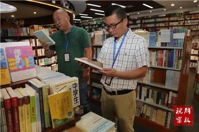 解放区文化市场专项整治行动 严查非法图书与规范服装租赁业